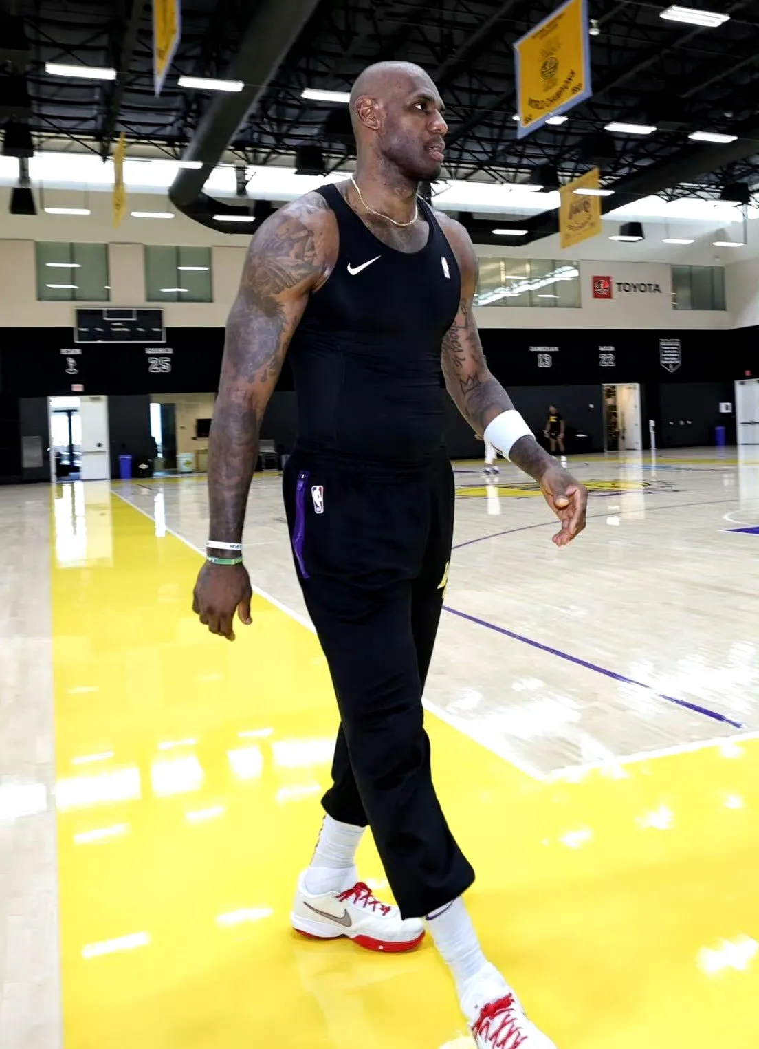 詹姆斯连续五场比赛得分超过大比分获胜，FPX不断突破！-九游官网